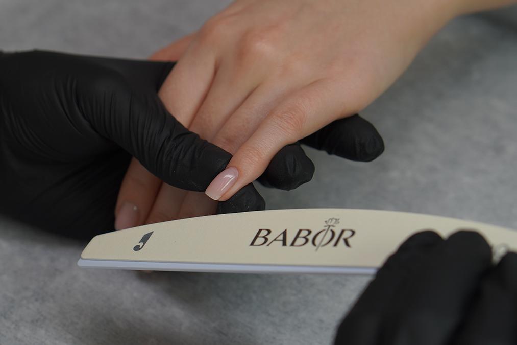 Маникюр женский